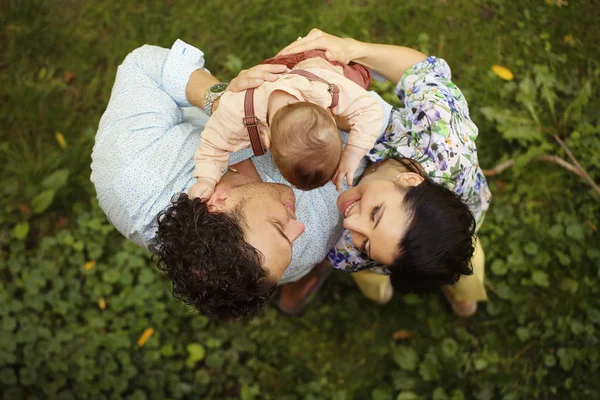 Alegre jóvenes padres con bebé niño divertirse —  Fotos de Stock