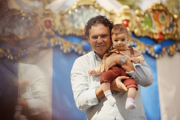 Alegre joven padre con bebé niño tener divertido — Foto de Stock