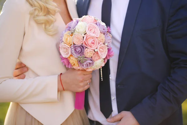 Bruid en bruidegom houden bruiloft boeket — Stockfoto
