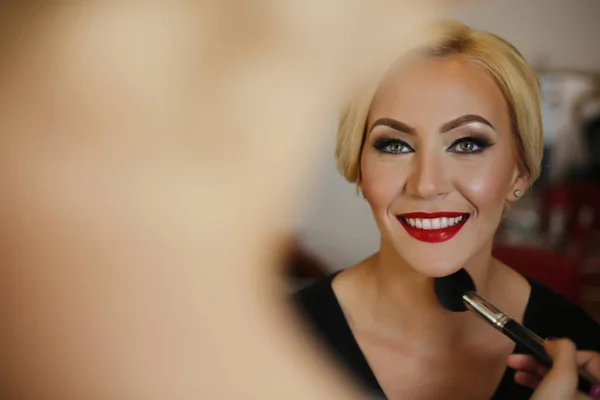 Mooie blonde in make-up studio — Stockfoto