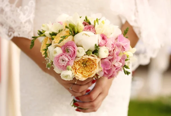 Mulher segurando seu buquê de casamento — Fotografia de Stock