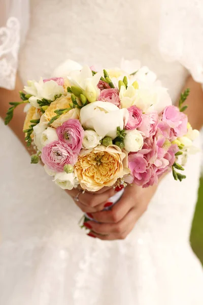 Noiva segurando seu buquê de casamento — Fotografia de Stock