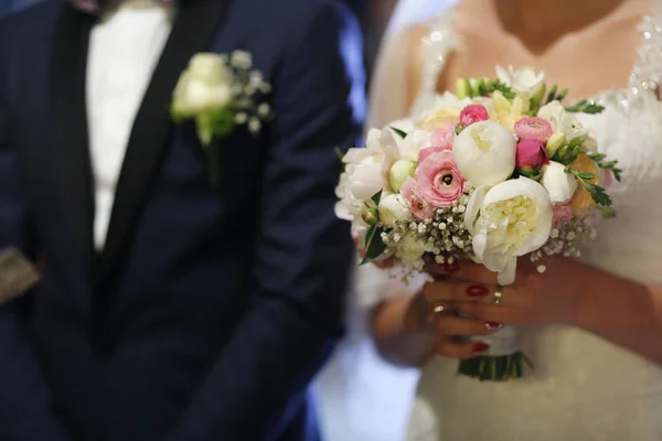 Sposa tenendo il suo bouquet di nozze — Foto Stock