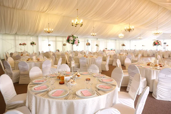 Decoração de casamento em um restaurante — Fotografia de Stock