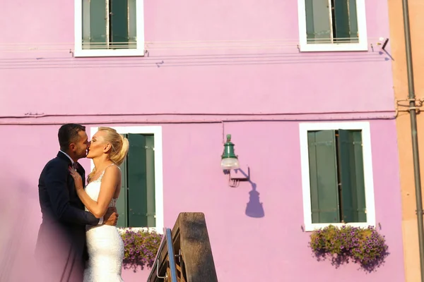 Brudparet kysser i staden — Stockfoto