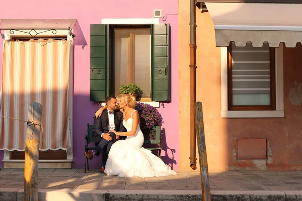 Bruden och brudgummen poserar i staden — Stockfoto