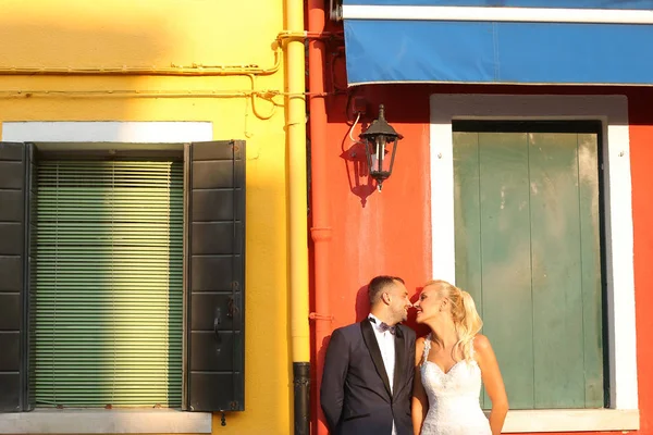 Sposa e sposo baci in città — Foto Stock