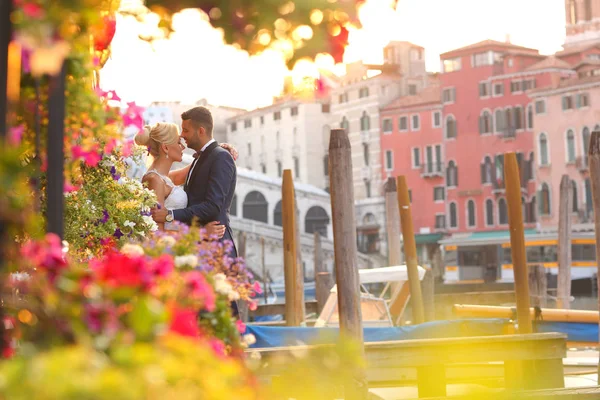 Groom and bride kissing in Venice — Stock Photo, Image