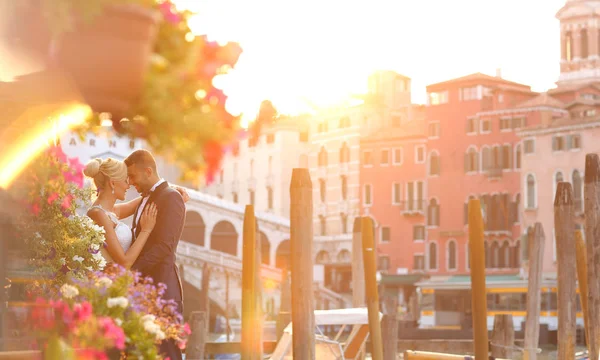Noiva e noivo beijando em Veneza — Fotografia de Stock