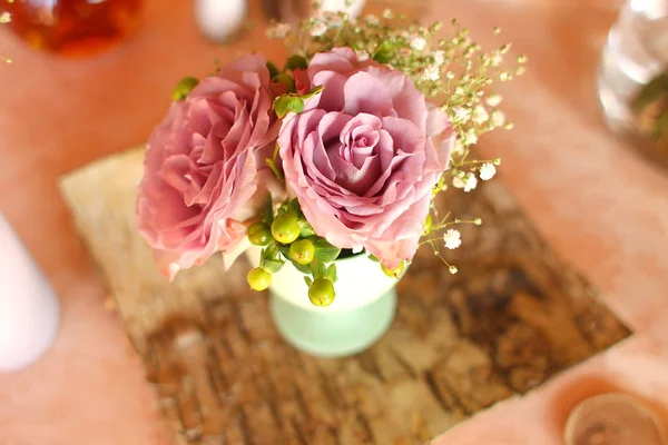 Krásné růžové růže kytice ve váze — Stock fotografie
