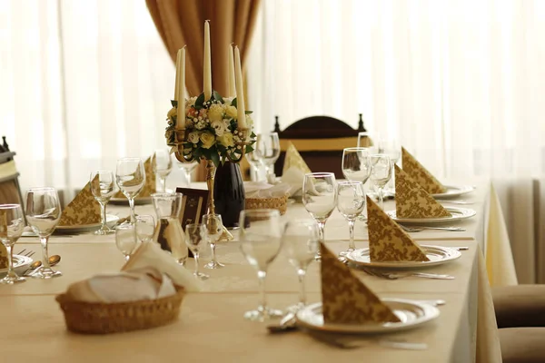 Elegant dinner table with flower bouquet and candle decorations — Stock Photo, Image