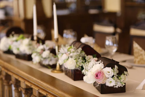 Hermosas decoraciones de flores con velas — Foto de Stock