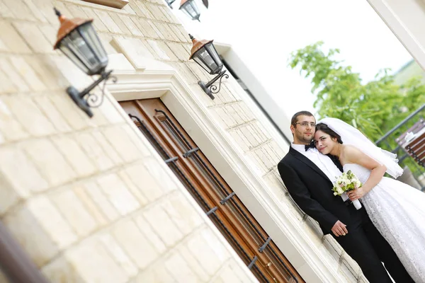 Vackra brudparet övergripande på bröllopsdag — Stockfoto