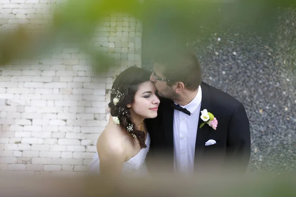 Piękne suknie ślubne para na dzień ślubu — Zdjęcie stockowe