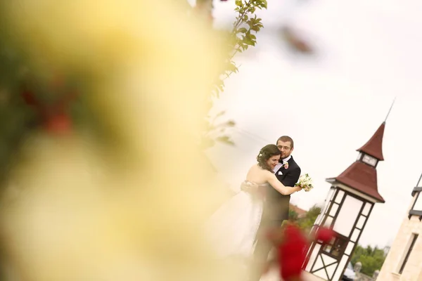 Piękne suknie ślubne para na dzień ślubu — Zdjęcie stockowe