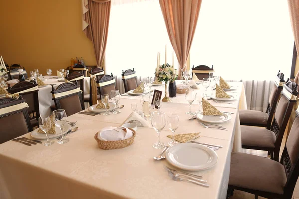 Elegancki stół kolację z dekoracje kwiatowe bukiet i świeca — Zdjęcie stockowe