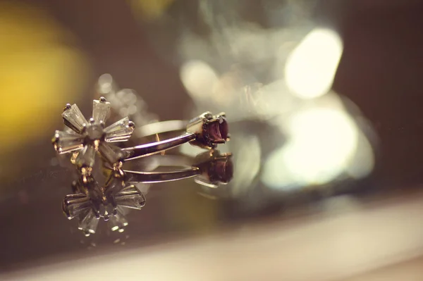 Серебряное обручальное кольцо с бриллиантами — стоковое фото