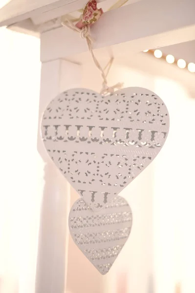 Dos decoraciones de papel de forma de corazón colgante —  Fotos de Stock