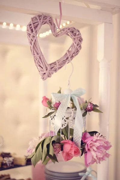 Decoración de la boda, flores y corazón —  Fotos de Stock