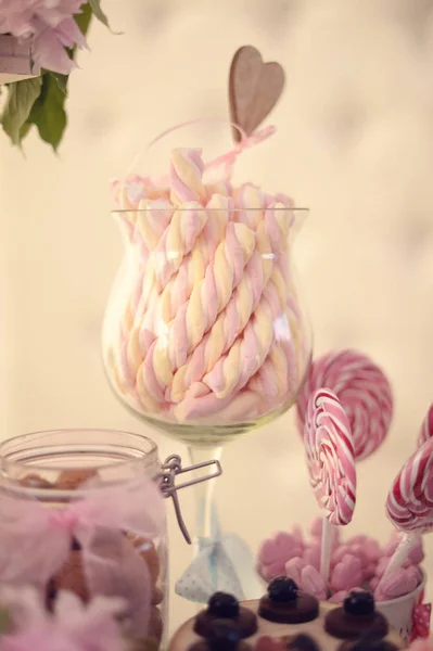 Rózsaszín és sárga marshmallows egy korsó — Stock Fotó