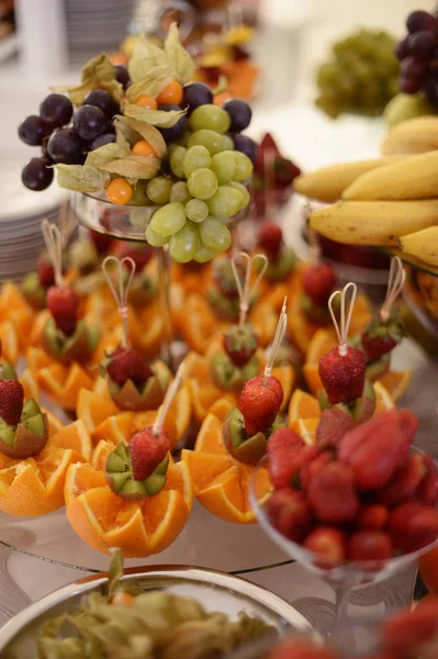 Buffet mit frischem Obst — Stockfoto