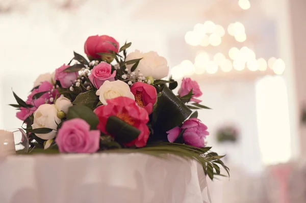 Kytice s bílé a růžové růže — Stock fotografie