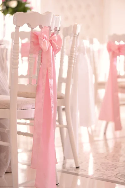 Stühle für die Hochzeit dekoriert — Stockfoto