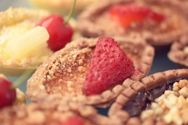Mini-Torten mit Erdbeeren und Nüssen — Stockfoto
