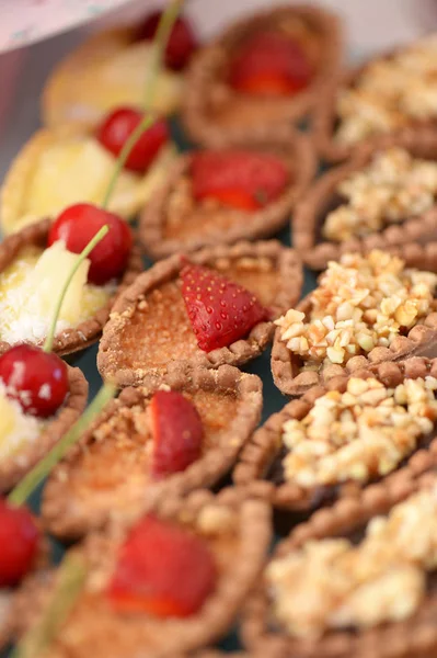 Mini tarts with nuts and strawberry — Stock Photo, Image