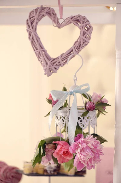 Wedding decor, flowers and heart — Stock Photo, Image