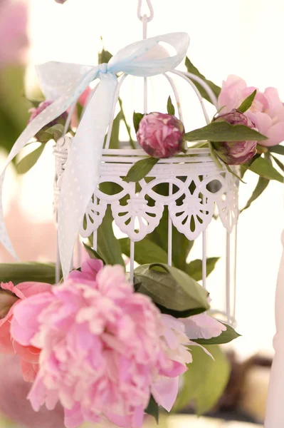 鲜花装饰的笼子 — 图库照片