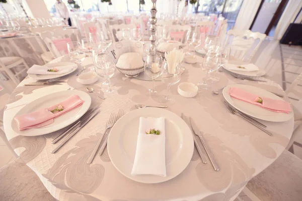 Украшенный свадебный стол в ресторане — стоковое фото