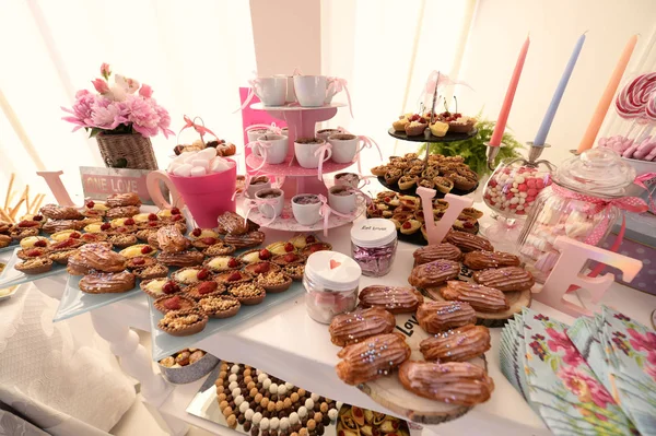 Masanın üzerinde çeşitli tatlılar — Stok fotoğraf