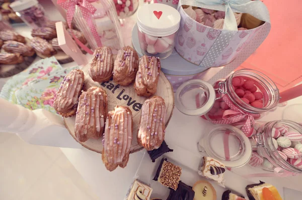 Masanın üzerinde çeşitli tatlılar — Stok fotoğraf