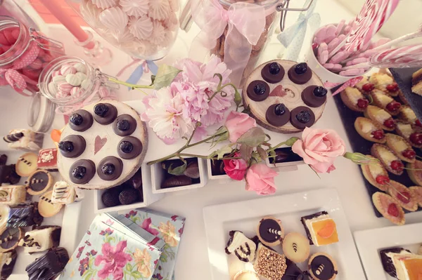 Bonbons assortis sur la table — Photo
