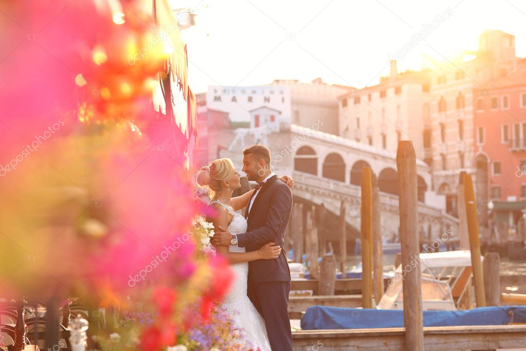 bride and groom kissing in Venice