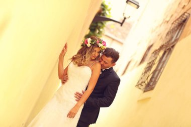 Gelin ve damat şehirde poz