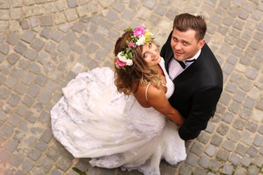 Gelin ve damat şehirde poz