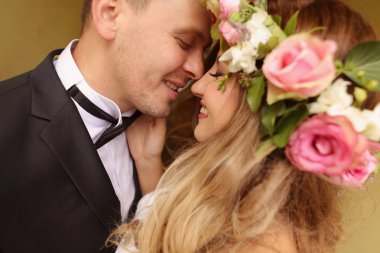 Öpüşen genç çift