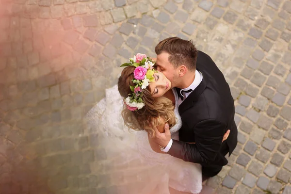 Bride and groom posing in the city — Stock Photo, Image