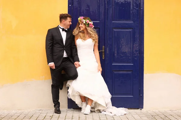 Bride and groom posing in the city — Stock Photo, Image