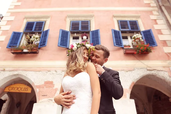 Brudgummen och bruden poserar i staden — Stockfoto