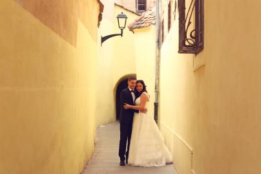 Gelin ve damat vintage koridorda sokak kucaklayan