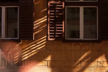 Windows ile bir tuğla ev detay