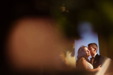 Gelin ve damat açık kucaklayan