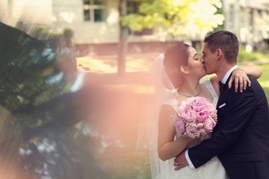 damat ve gelin öpüşme