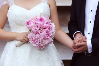 Gelin ve damat elele ve buket düğün