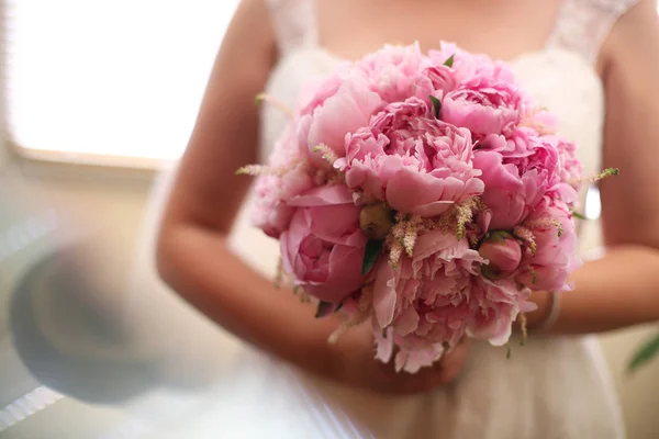 新娘拿着结婚花束 — 图库照片