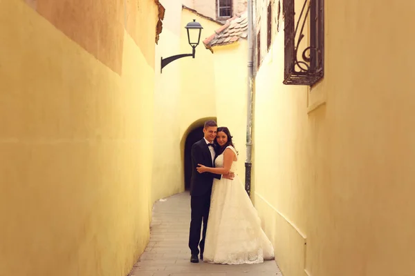 Mariée et marié embrassant dans la rue couloir vintage — Photo