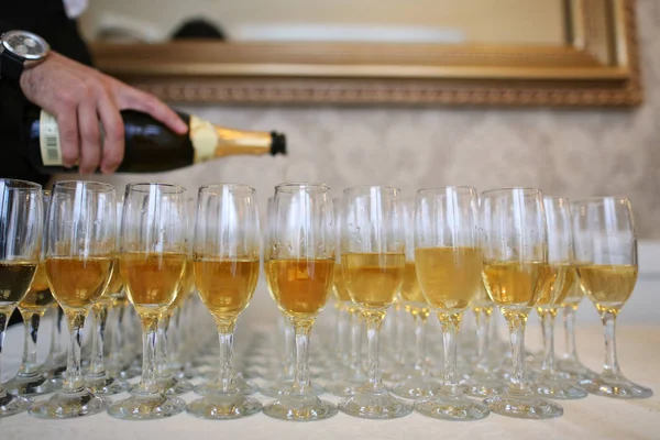 Camarero vertiendo champán en muchas copas —  Fotos de Stock